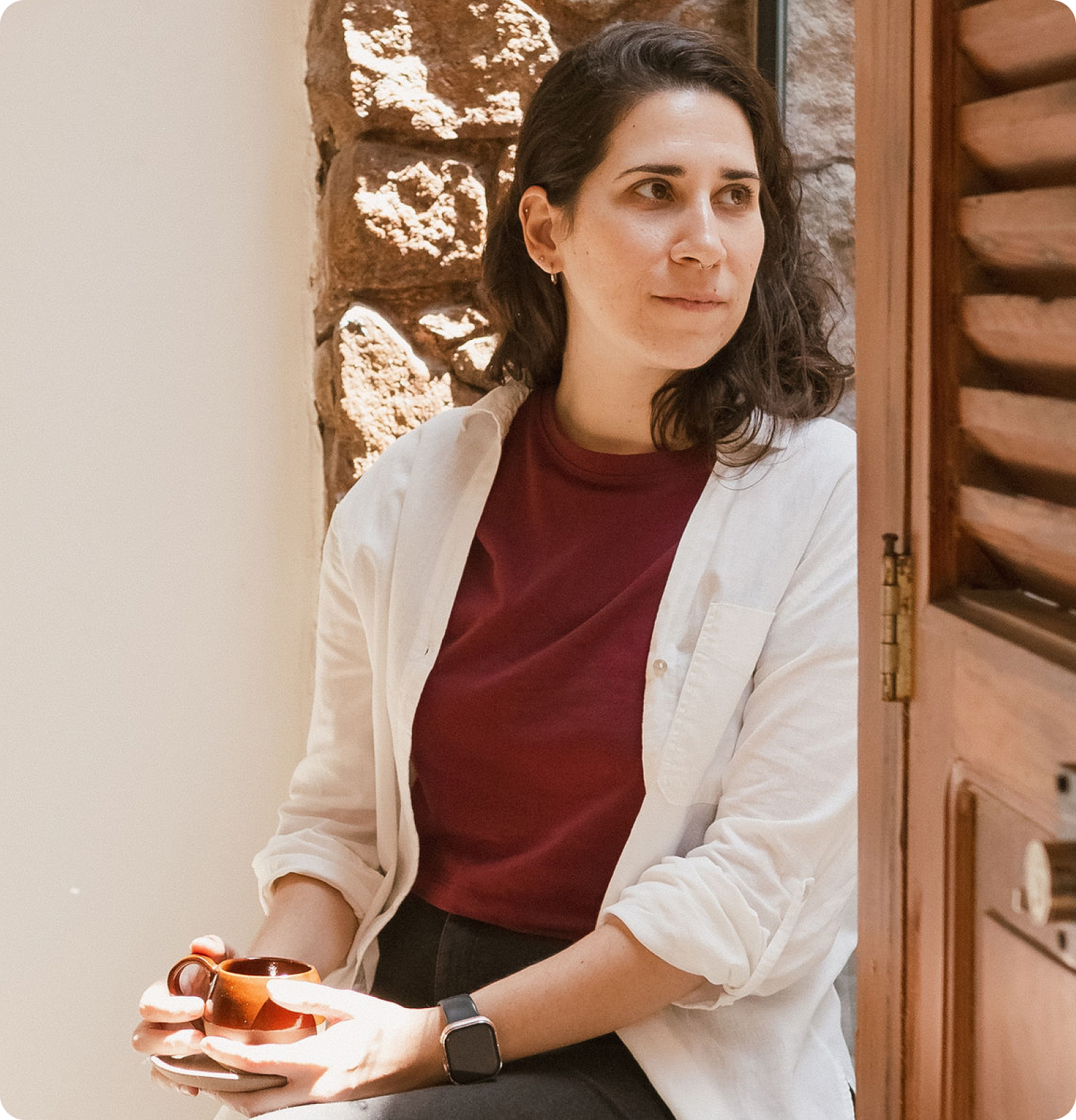 Psicóloga Beatriz Costa olhando para o lado esquerdo, em uma janela